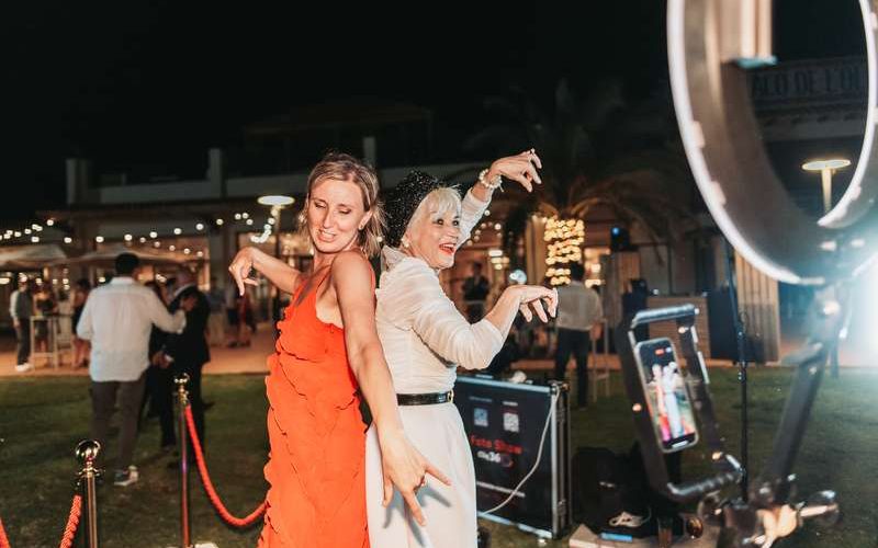 Los invitados disfrutando de la cámara 360º